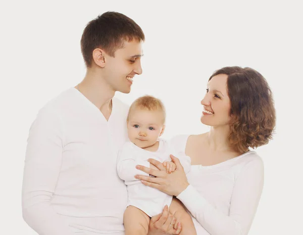幸せな笑顔の母親の家族の肖像画 父親は白い背景にお互いと彼らのかわいい赤ちゃんを見て ストックフォト