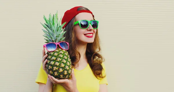 Sommerporträt Einer Glücklich Lächelnden Frau Mit Ananas Die Eine Sonnenbrille — Stockfoto