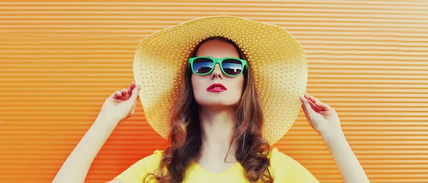 Retrato Mulher Atraente Usando Chapéu Redondo Verão Óculos Sol Sobre — Fotografia de Stock