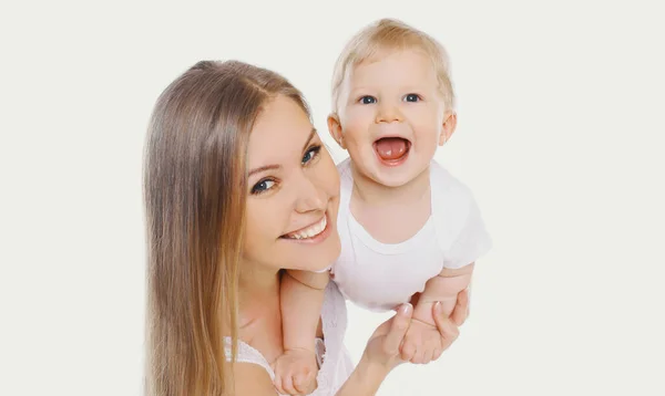 Портрет Веселої Усміхненої Матері Дитини Грає Разом Білому Тлі — стокове фото