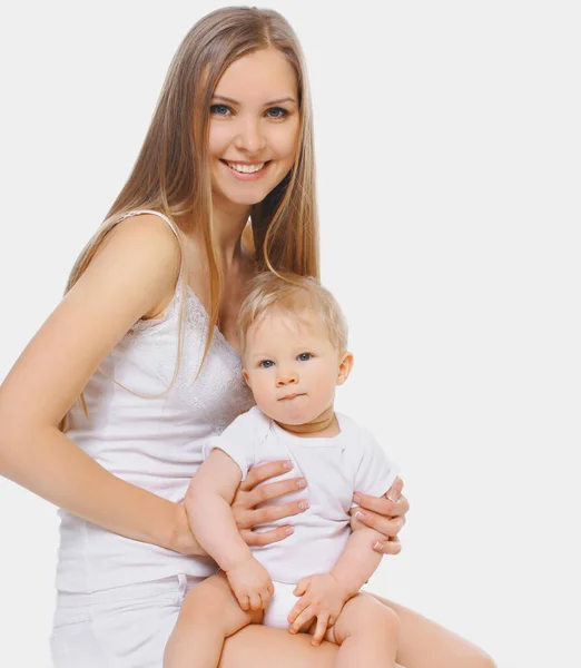 Retrato Alegre Sorridente Mãe Bebê Brincando Juntos Sobre Fundo Branco — Fotografia de Stock