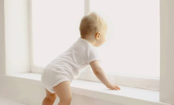 Kleine Baby Kijkt Uit Het Raam Witte Kamer Thuis — Stockfoto