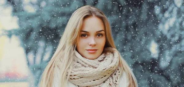 Retrato Una Hermosa Mujer Joven Con Una Bufanda Invierno Sobre —  Fotos de Stock