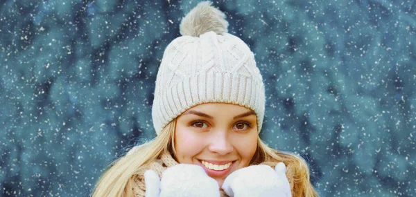 Retrato Feliz Sorrindo Jovem Mulher Vestindo Chapéu Malha Cachecol Inverno — Fotografia de Stock