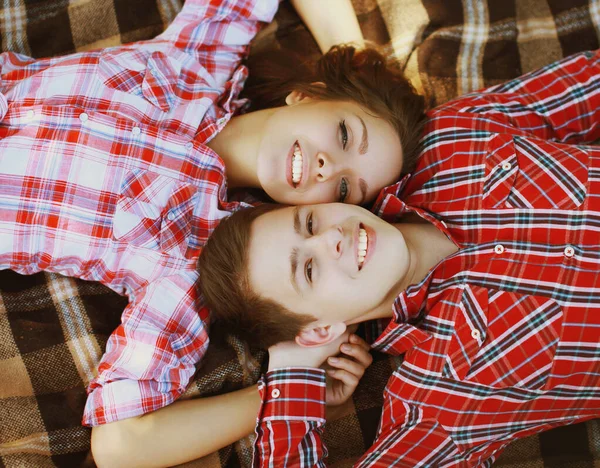 Retrato Jovens Adolescentes Felizes Deitados Juntos Uma Xadrez Vista Superior — Fotografia de Stock