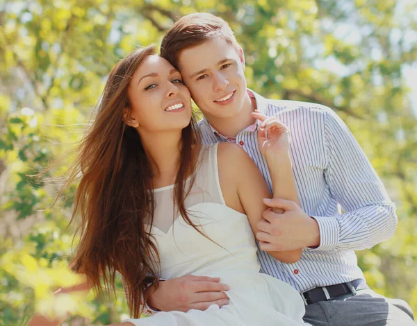 Portrait Jeune Couple Souriant Heureux Ensemble Extérieur Dans Parc Ensoleillé — Photo