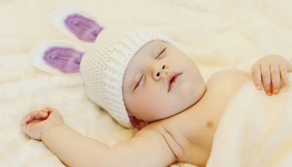 Närbild Porträtt Söt Baby Sova Vit Säng Hemma — Stockfoto