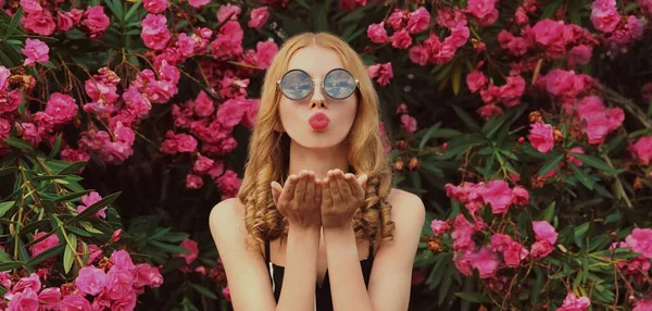 Retrato Mulher Bonita Soprando Seus Lábios Vermelhos Enviando Beijo Doce — Fotografia de Stock
