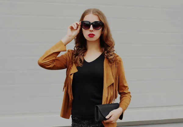Gri Arka Planda Kahverengi Ceket Giyen Güzel Bir Genç Kadının — Stok fotoğraf
