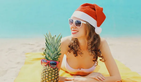 Retrato Navideño Una Joven Feliz Sonriente Con Sombrero Rojo Santa —  Fotos de Stock