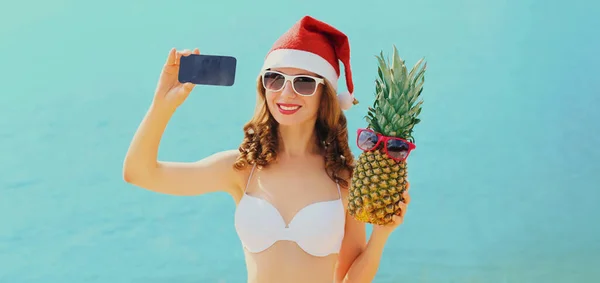 Рождественский Портрет Счастливой Молодой Улыбающейся Женщины Делающей Селфи Смартфоне Красной — стоковое фото