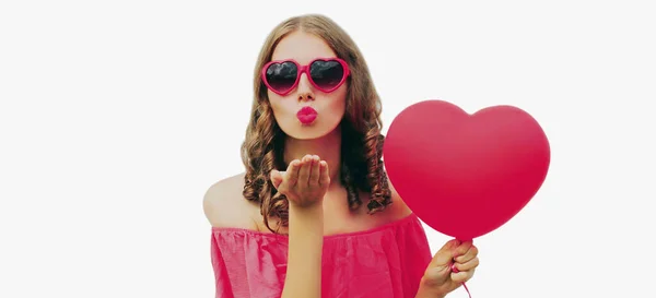 Retrato Una Hermosa Joven Con Globo Rosa Forma Corazón Soplando — Foto de Stock