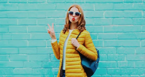 Портрет Молодой Женщины Жёлтой Куртке Фоне Синей Кирпичной Стены — стоковое фото