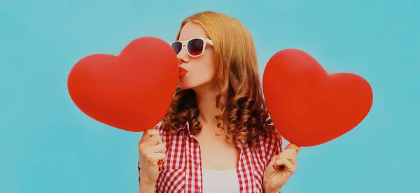 Retrato Mujer Joven Feliz Sosteniendo Globo Forma Corazón Rojo Labios — Foto de Stock