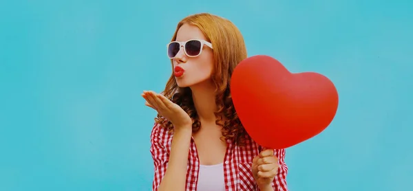 Retrato Mujer Joven Feliz Sosteniendo Globo Forma Corazón Rojo Labios — Foto de Stock