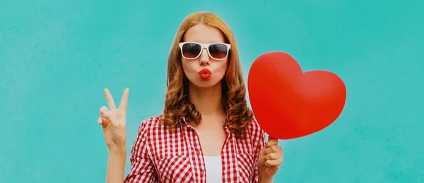 Porträt Einer Glücklichen Jungen Frau Die Einen Roten Herzförmigen Ballon — Stockfoto