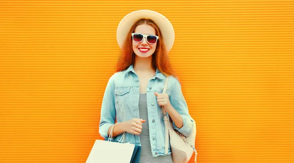 Portret Szczęśliwej Młodej Kobiety Torbami Zakupy Letniej Słomkowej Czapce Pomarańczowym — Zdjęcie stockowe