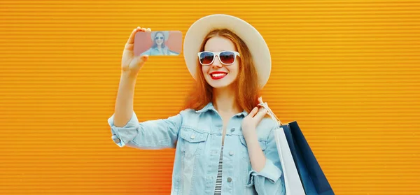 Портрет Крупным Планом Счастливой Улыбающейся Молодой Женщины Делающей Селфи Смартфоне — стоковое фото