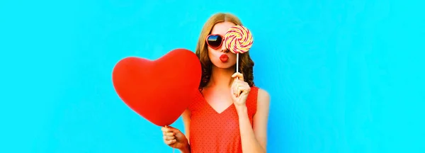 Portrait Beautiful Young Woman Blowing Lips Covering Her Eye Lollipop — Stock Photo, Image