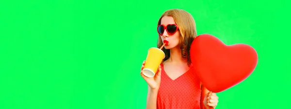 Retrato Mujer Hermosa Bebiendo Jugo Con Globo Forma Corazón Rojo — Foto de Stock