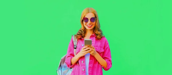 Πορτρέτο Της Κομψής Ευτυχισμένη Χαμογελαστή Νεαρή Γυναίκα Smartphone Φορώντας Ροζ — Φωτογραφία Αρχείου