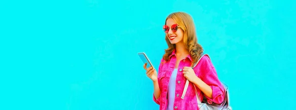 Portret Van Stijlvolle Vrolijke Glimlachende Jonge Vrouw Met Smartphone Roze — Stockfoto