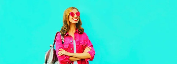 Retrato Bela Jovem Sorridente Olhando Para Longe Vestindo Jaqueta Rosa — Fotografia de Stock