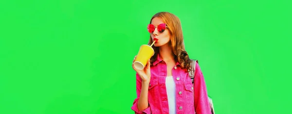 Портрет Стильної Молодої Жінки Сік Рожевій Куртці Сонцезахисні Окуляри Зеленому — стокове фото
