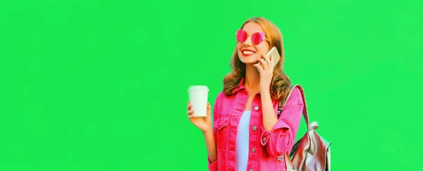 Портрет Стильной Современной Девушки Звонящей Смартфон Держащей Чашку Кофе Розовой — стоковое фото