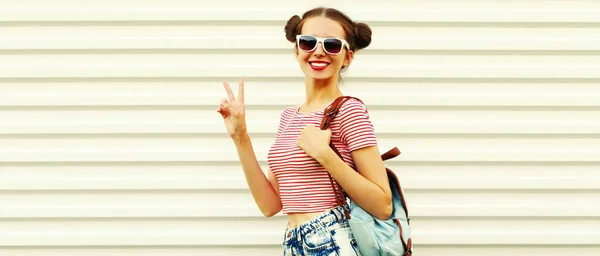 Retrato Verão Feliz Sorrindo Jovem Com Penteado Legal Com Mochila — Fotografia de Stock