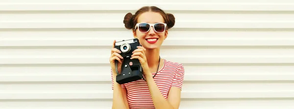 Porträt Einer Glücklich Lächelnden Jungen Fotografin Mit Vintage Filmkamera Weiblich — Stockfoto