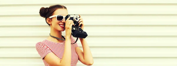 Portrét Šťastně Usmívající Mladé Ženy Fotograf Vintage Film Kamera Žena — Stock fotografie