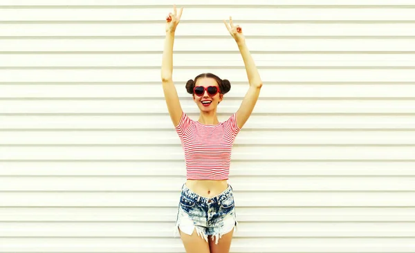 Portretul Vară Unei Tinere Fericite Bucuroase Dansând Distrându Purtând Pantaloni — Fotografie, imagine de stoc