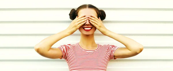 Retrato Cerca Joven Sonriente Sorprendida Feliz Cubriendo Sus Ojos Con — Foto de Stock