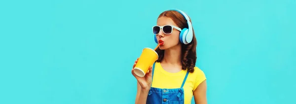 Portret Van Een Jonge Vrouw Koptelefoon Luisteren Naar Muziek Met — Stockfoto