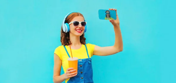 Портрет Счастливой Улыбающейся Женщины Делающей Селфи Телефону Наушниках Слушающей Музыку — стоковое фото