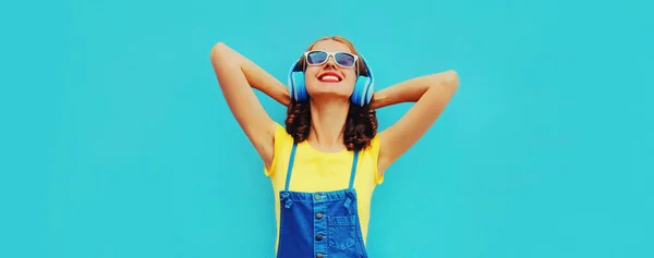 Retrato Mujer Feliz Sonriente Escuchando Música Auriculares Sobre Fondo Azul — Foto de Stock