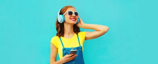 Πορτρέτο Της Χαρούμενης Χαμογελαστή Νεαρή Γυναίκα Στα Ακουστικά Ακούγοντας Μουσική — Φωτογραφία Αρχείου