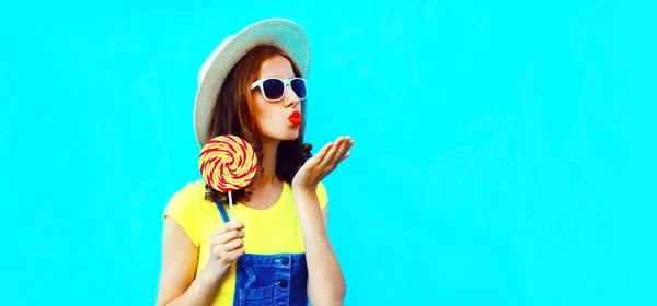 Zomer Portret Van Mooie Jonge Vrouw Met Lolly Blazen Haar — Stockfoto