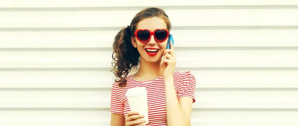 Portret Szczęśliwej Młodej Kobiety Dzwoniącej Przez Telefon Filiżanką Kawy Noszącej — Zdjęcie stockowe