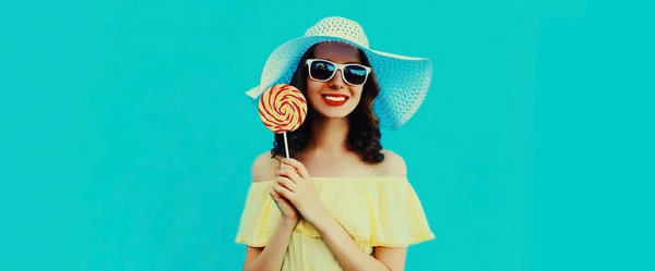 Verão Retrato Feliz Sorrindo Jovem Com Pirulito Usando Chapéu Palha — Fotografia de Stock