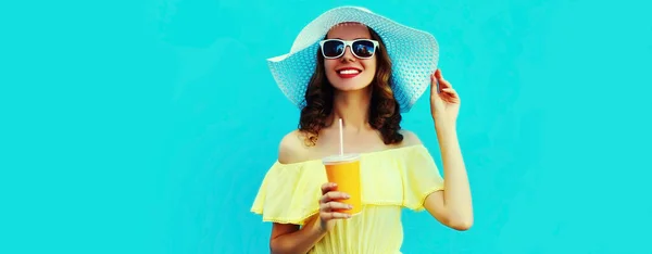 Retrato Bela Jovem Sorridente Bebendo Suco Fresco Usando Chapéu Verão — Fotografia de Stock