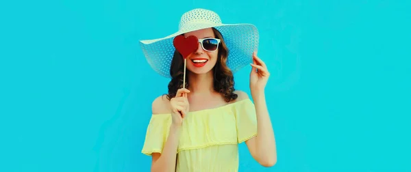 Retrato Feliz Sorridente Jovem Com Coração Doce Vermelho Forma Pirulito — Fotografia de Stock