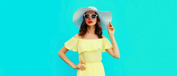 Портрет Молодой Женщины Модели Позирующей Летней Соломенной Шляпе Платье Синем — стоковое фото