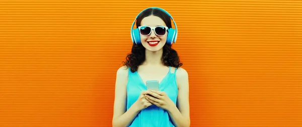 Portret Van Een Vrolijke Glimlachende Jonge Vrouw Hoofdtelefoon Die Naar — Stockfoto