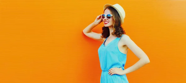 Retrato Jovem Sorridente Posando Usando Chapéu Palha Verão Vestido Fundo — Fotografia de Stock