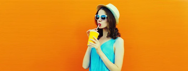 Retrato Jovem Mulher Bebendo Suco Fresco Usando Chapéu Verão Fundo — Fotografia de Stock