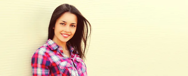 Portret Van Mooie Glimlachende Jonge Brunette Vrouw Model Casual Achtergrond — Stockfoto