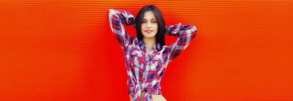 Retrato Hermosa Joven Morena Modelo Casual Sobre Fondo Rojo — Foto de Stock