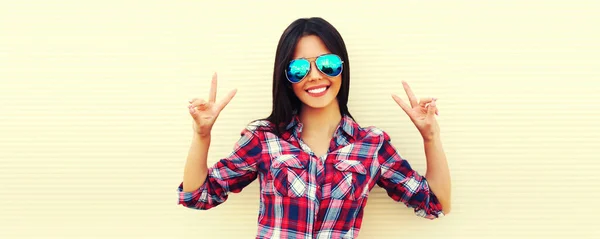 Portrait Beautiful Happy Smiling Young Brunette Woman Sunglasses White Background — Stock Photo, Image
